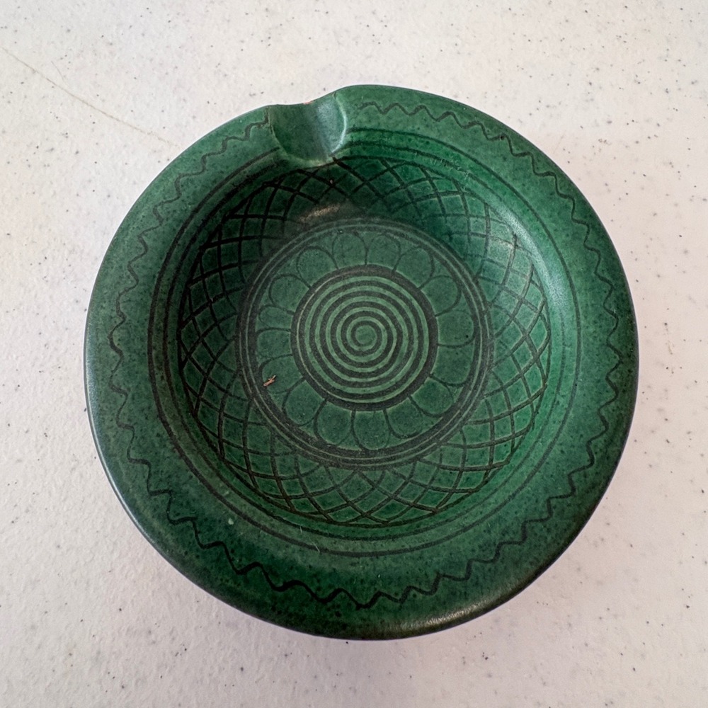 Vintage Green Stoneware‎ Ashtray Incised Geometric Spiral Studio Pottery 3 Inch